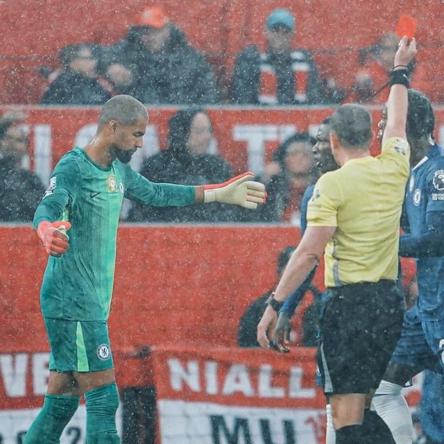 滕哈赫, 早的红牌, 曼联首次在 滕哈赫, 早的红牌, 曼联首次在